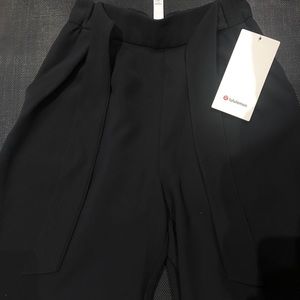 Lululemon Noir Crop Tank -stylish & comfortable!